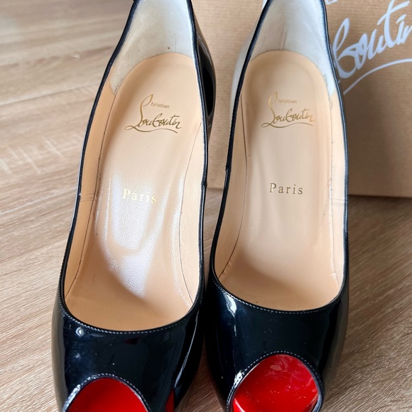 Christian Louboutin
Very Privé 120 Peep-Toe Patent Leather Pumps Size 7 - Picture 8 of 16